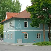 Seitenansicht des sanierten Hotels in Dachau