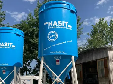  Ein blaues HASIT-Silo mit unserem POR-Schaummörtel-Icon darauf